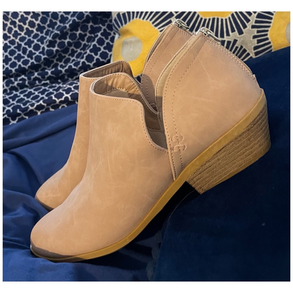 Serra Ankle Boots Unique Peach/ Tan Color, Size 9